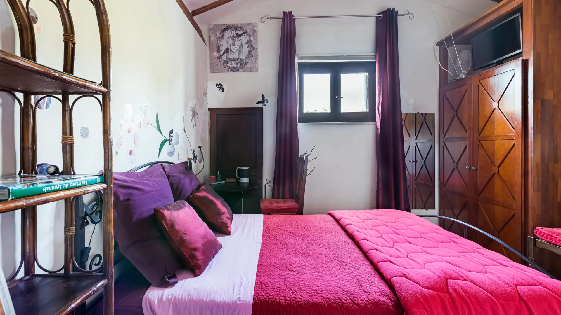 Chambre Romance : armoire, fenêtre au fond et plafond à la française, ambiance romantique