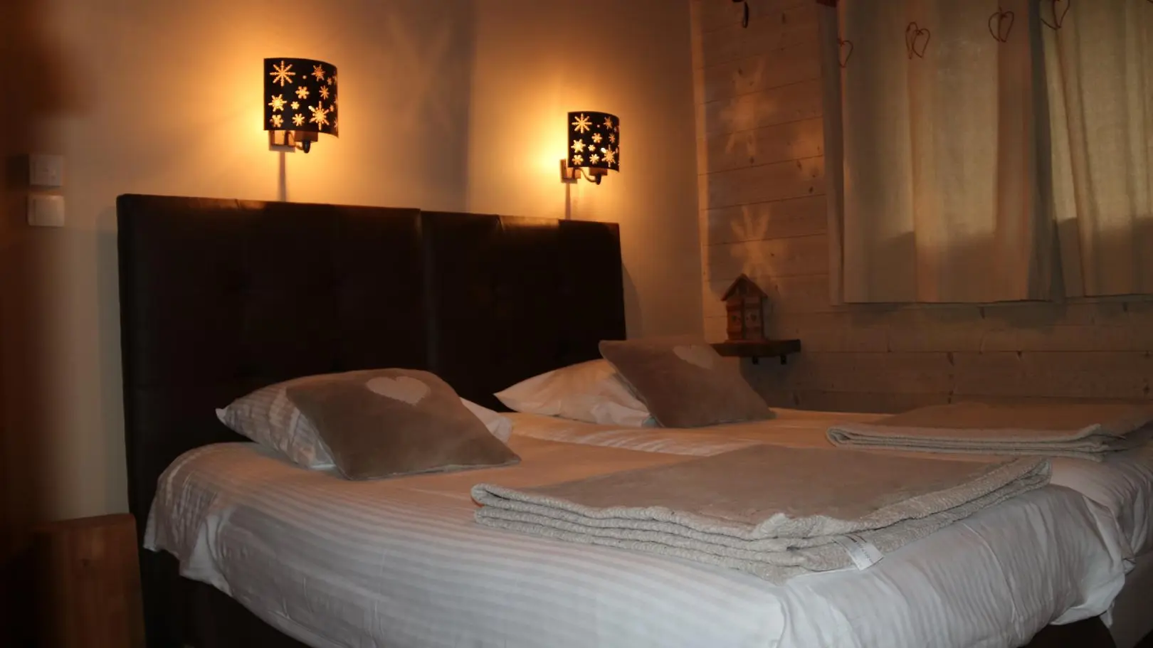 Chambre avec 2 lits 90*200 pouvant former 1 lit double