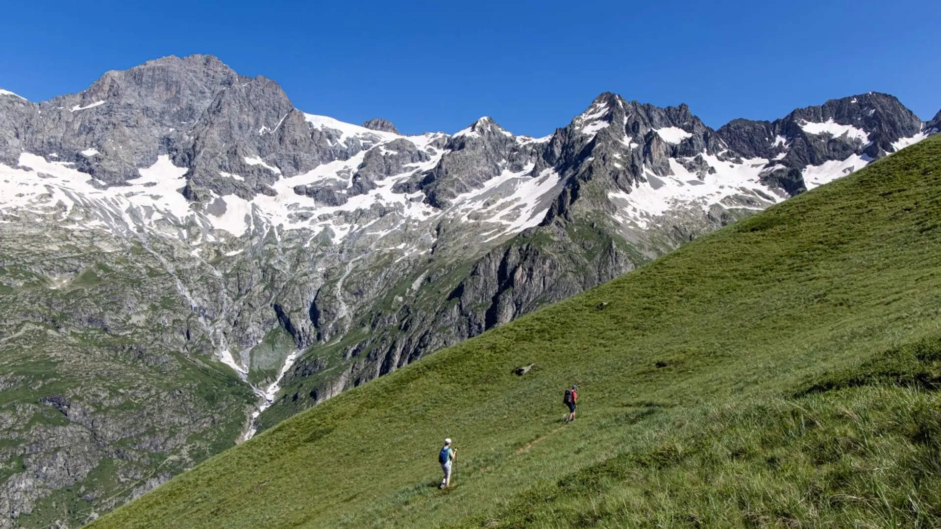 Randonneurs sur le sentier de la boucle de Tirière
