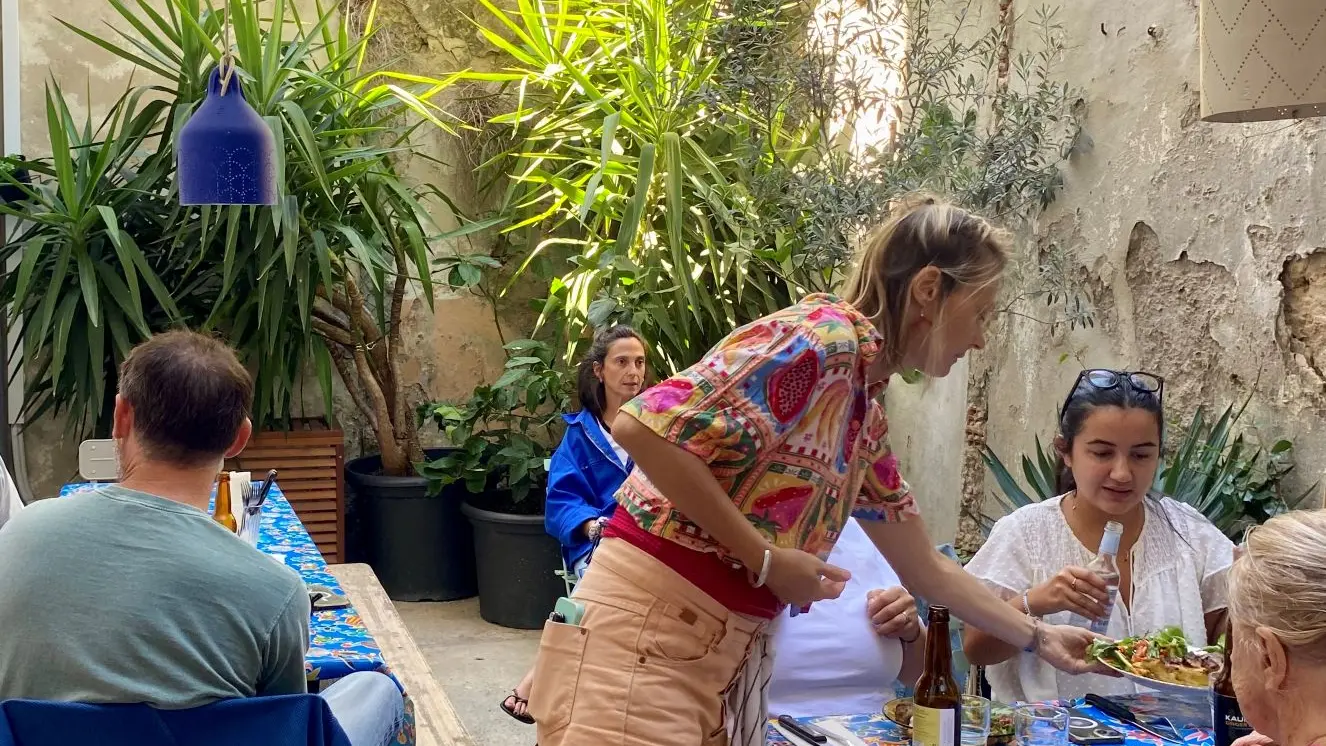 serveuse en action dans le patio