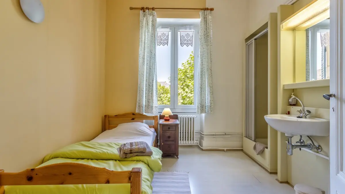 chambre N°3 1 lit simple avec douche et lavabo