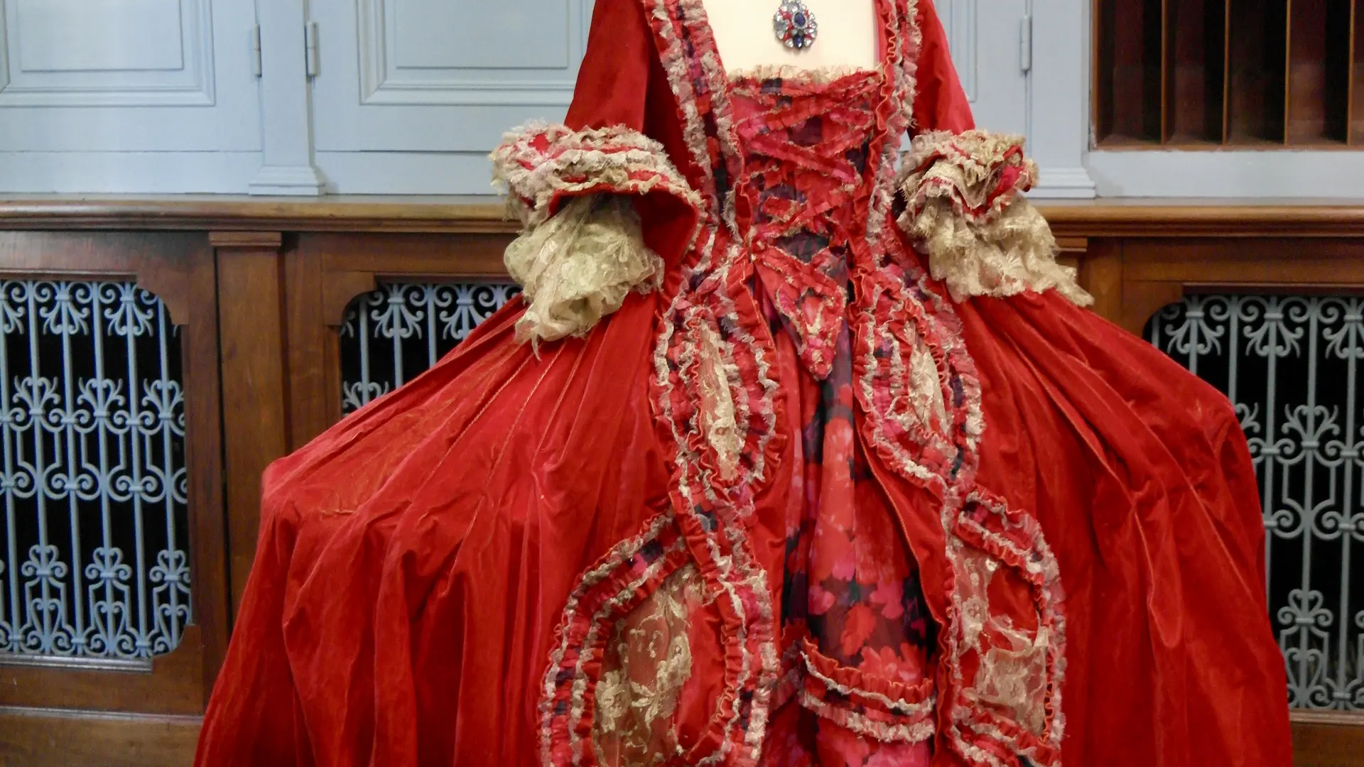 Robe rouge aux Soieries Bonnet à Jujurieux