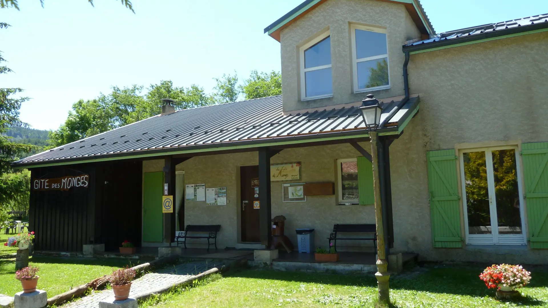 Façade gîte des Monges