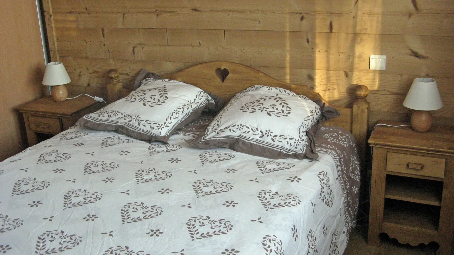 Chambre avec lit double/Bedroom with a double bed-Perrissin Thierry-Le Grand-Bornand