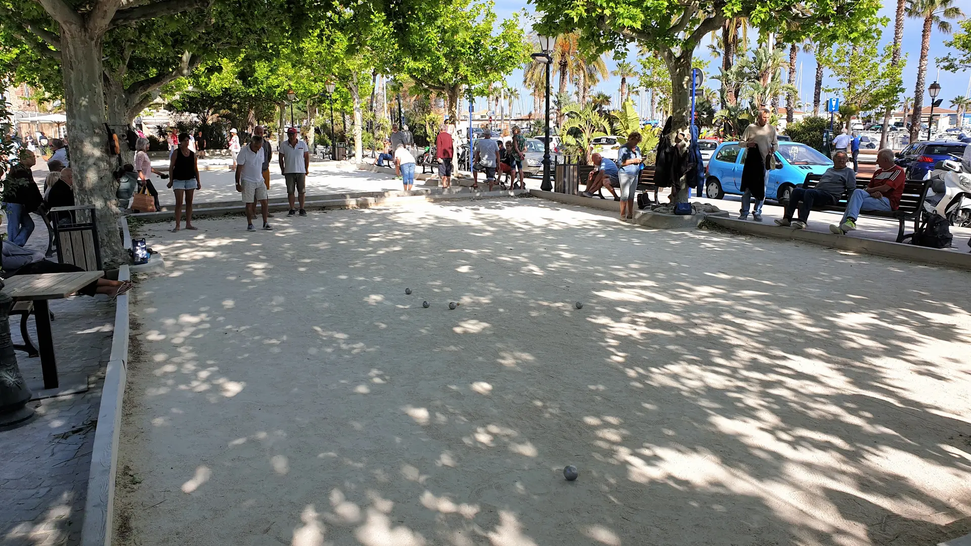 Pétanque près du port