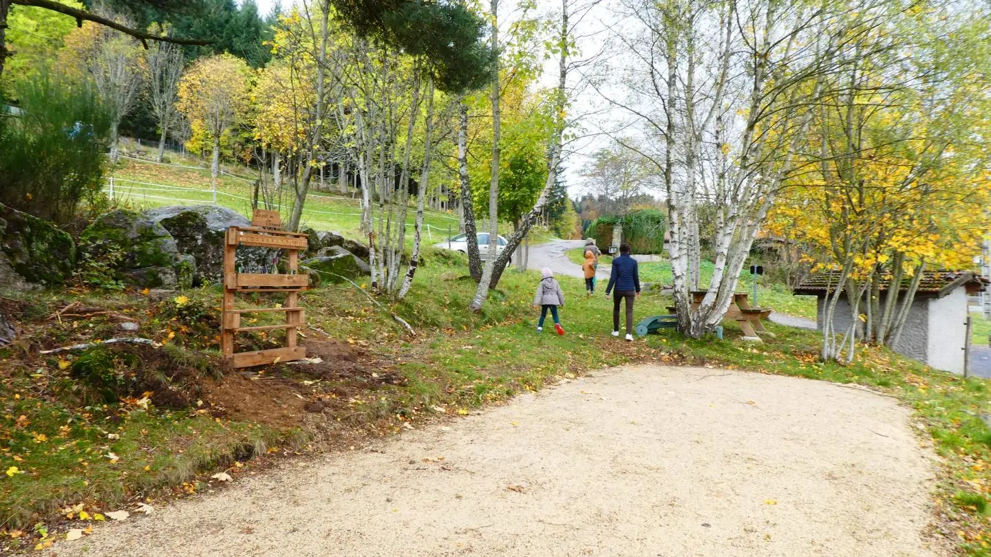 Le terrain de pétanque ombragé du gite est équipé d'une table de pique-nique, il est situé à 100M en pleine nature.