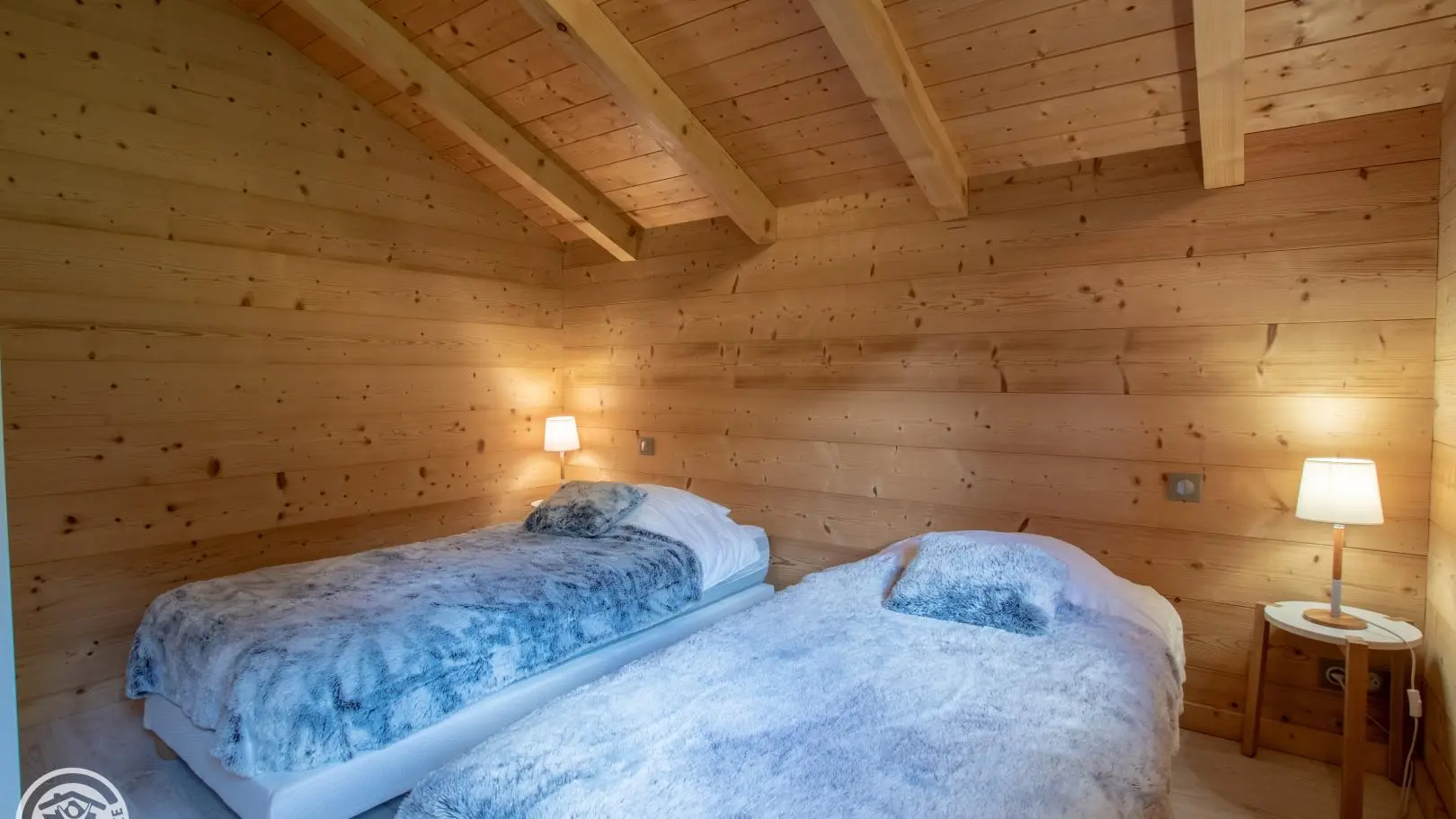 Chambre avec 2 lits 90. Le bois donne la tonalité à l'intérieur à la fois douillet et lumineux.