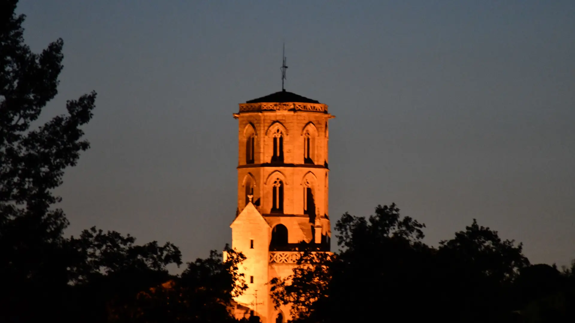 le clocher s'illumine