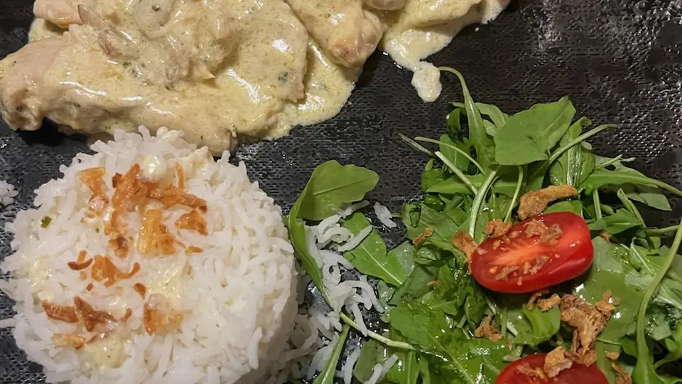 Le restaurant propose des plats à déguster sur place ou à emporter