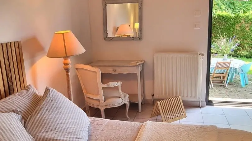 Chambre 4 : un lit 140 avec accès direct sur la terrasse.