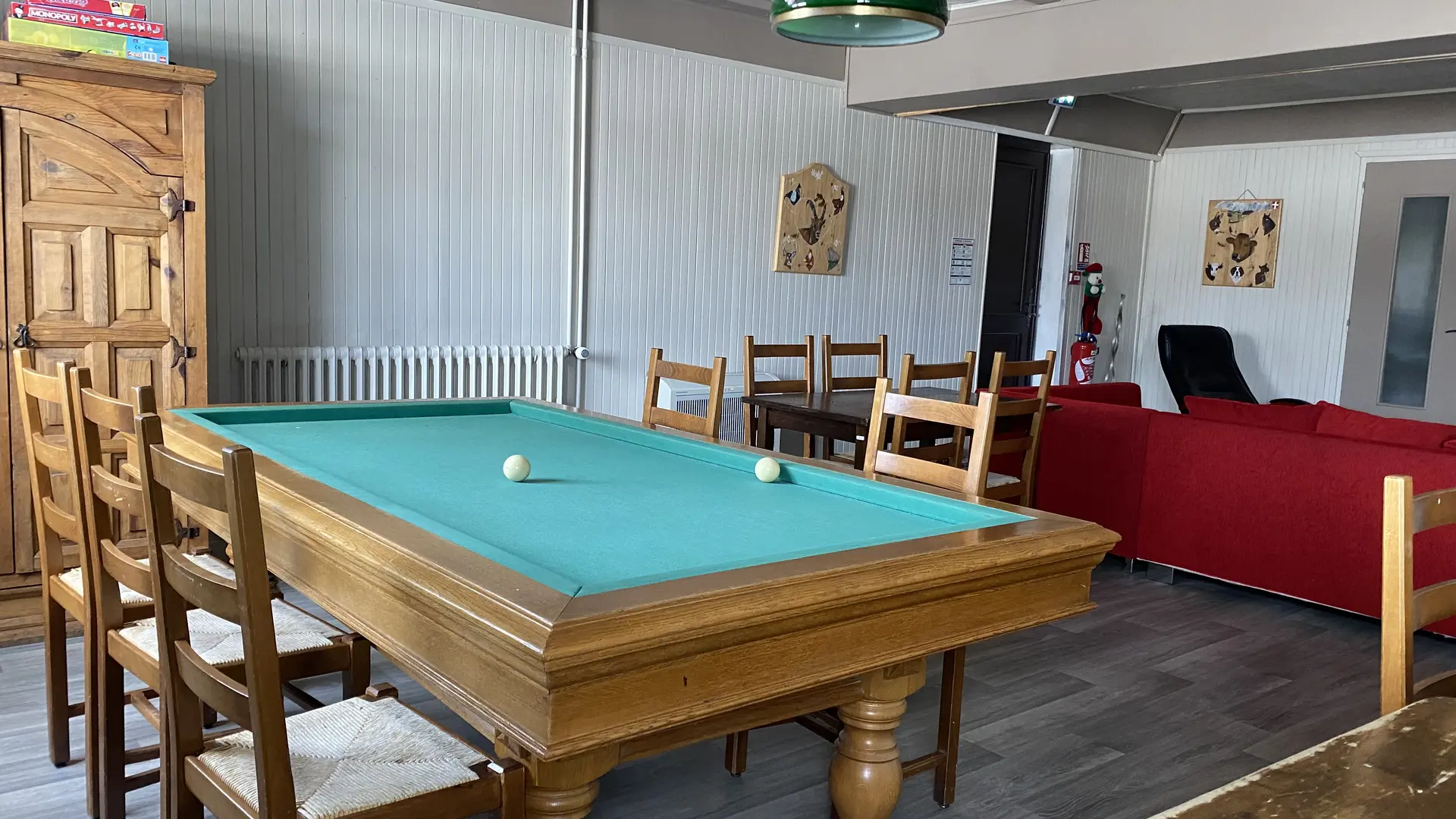 Salon billard et télévision