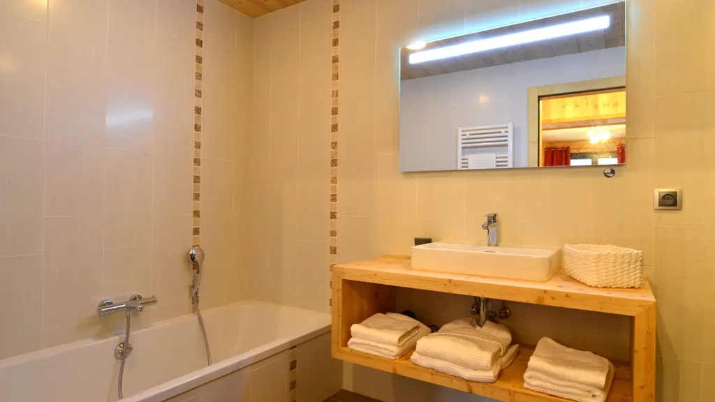 Salle de bains privative avec baignoire et douche