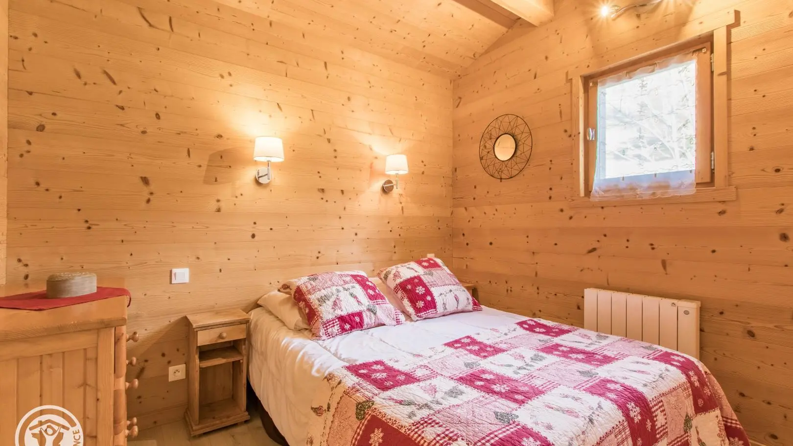 Lit 140X190 cm. Fenêtre orientée Nord