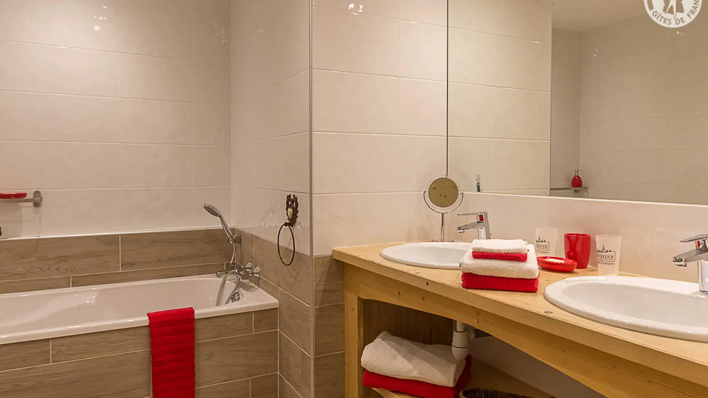 La salle de bains de la chambre Coeur