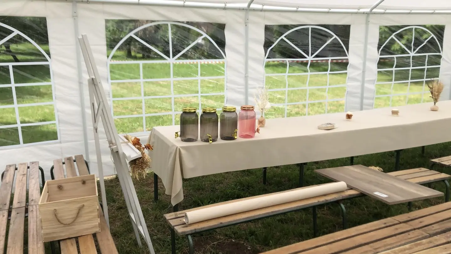Tente évènementiel dans le parc du Château de Montanges