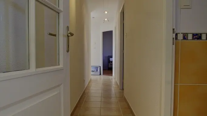 Couloir qui donne sur les 3 chambres, sanitaires et dressing.