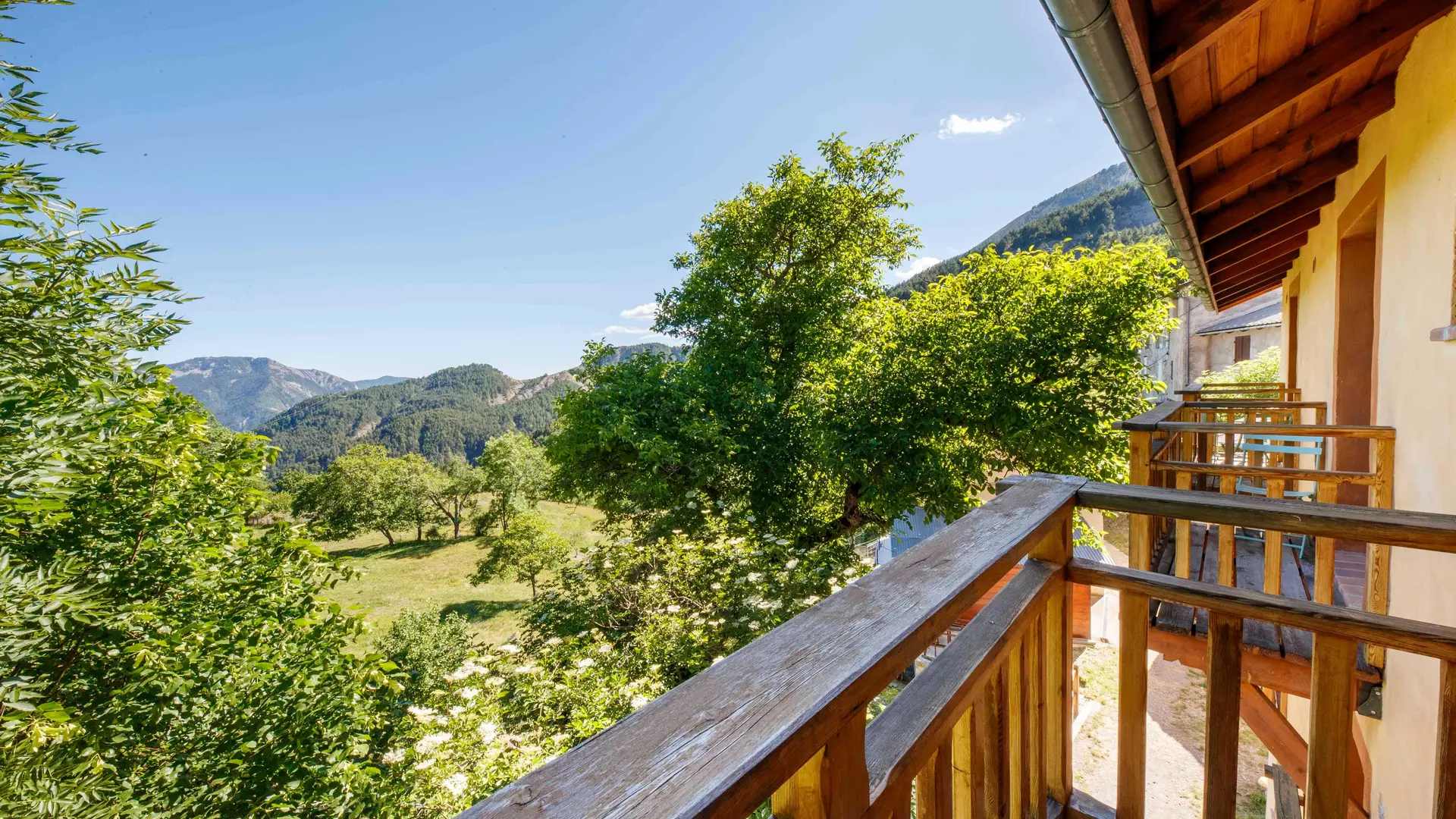 Vue du balcon Ecogite de Villeplane dans la réserve naturelle des gorges de Daluis - Gîte d'Etape et de Groupe Alpes-Maritimes