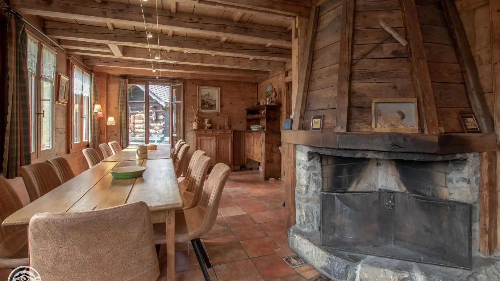 Séjour - salle à manger
Cheminée non fonctionnelle