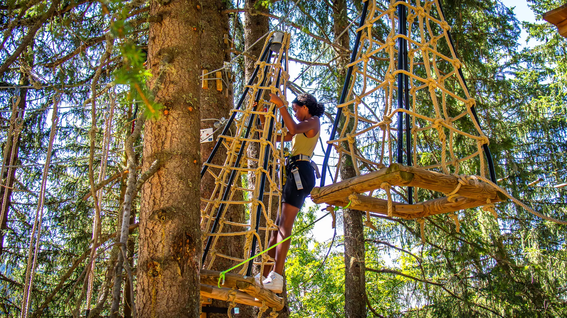 Passage sur des pyramides suspendues