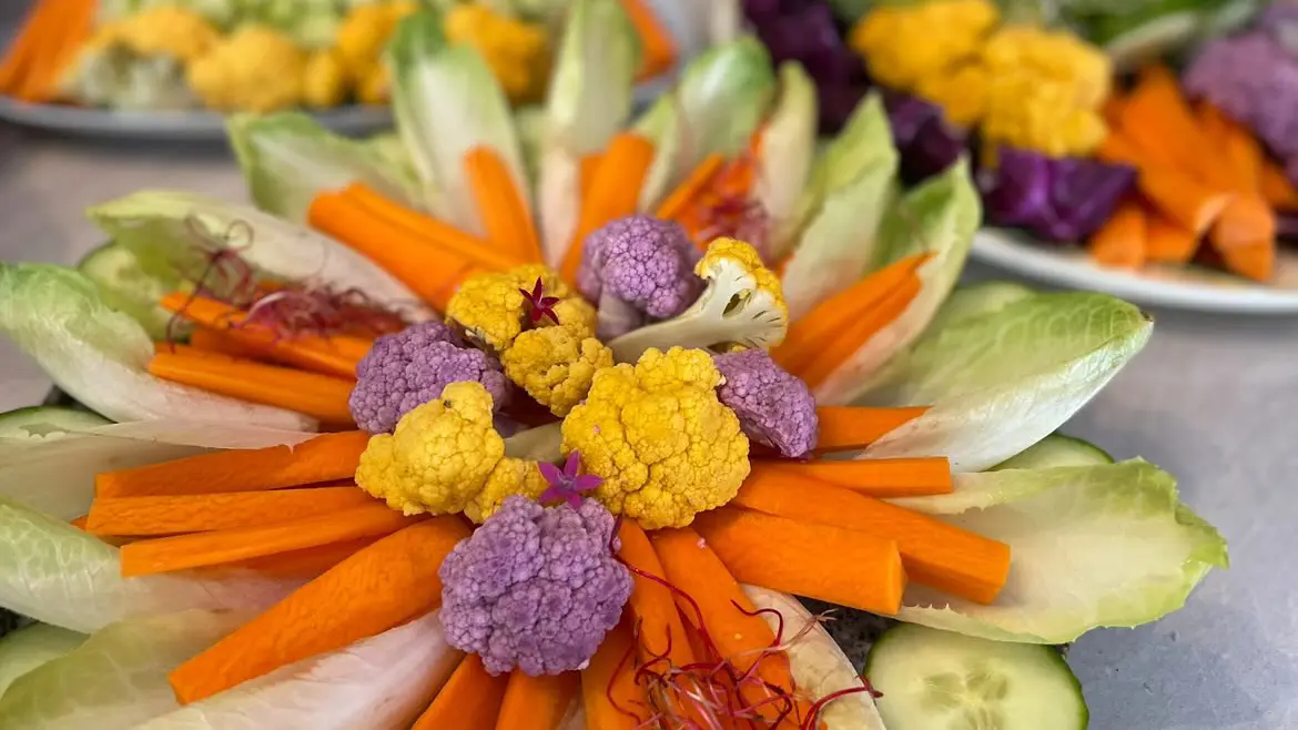 Assiette de légumes colorés préparés par Manon, Les Pensées Comestibles