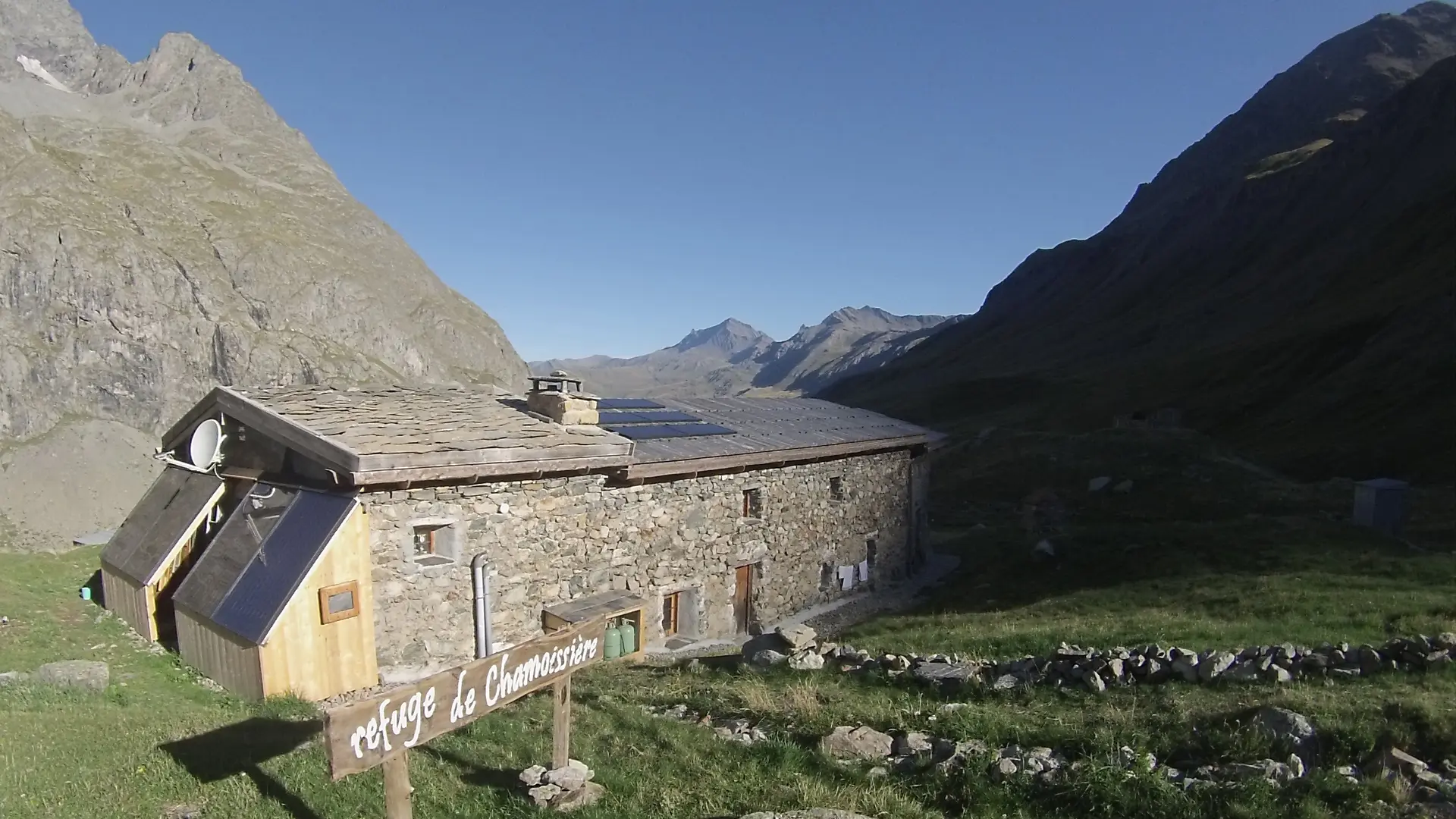 Lever de soleil sur le refuge de Chamoissière -  Villar d'Arène - La Grave