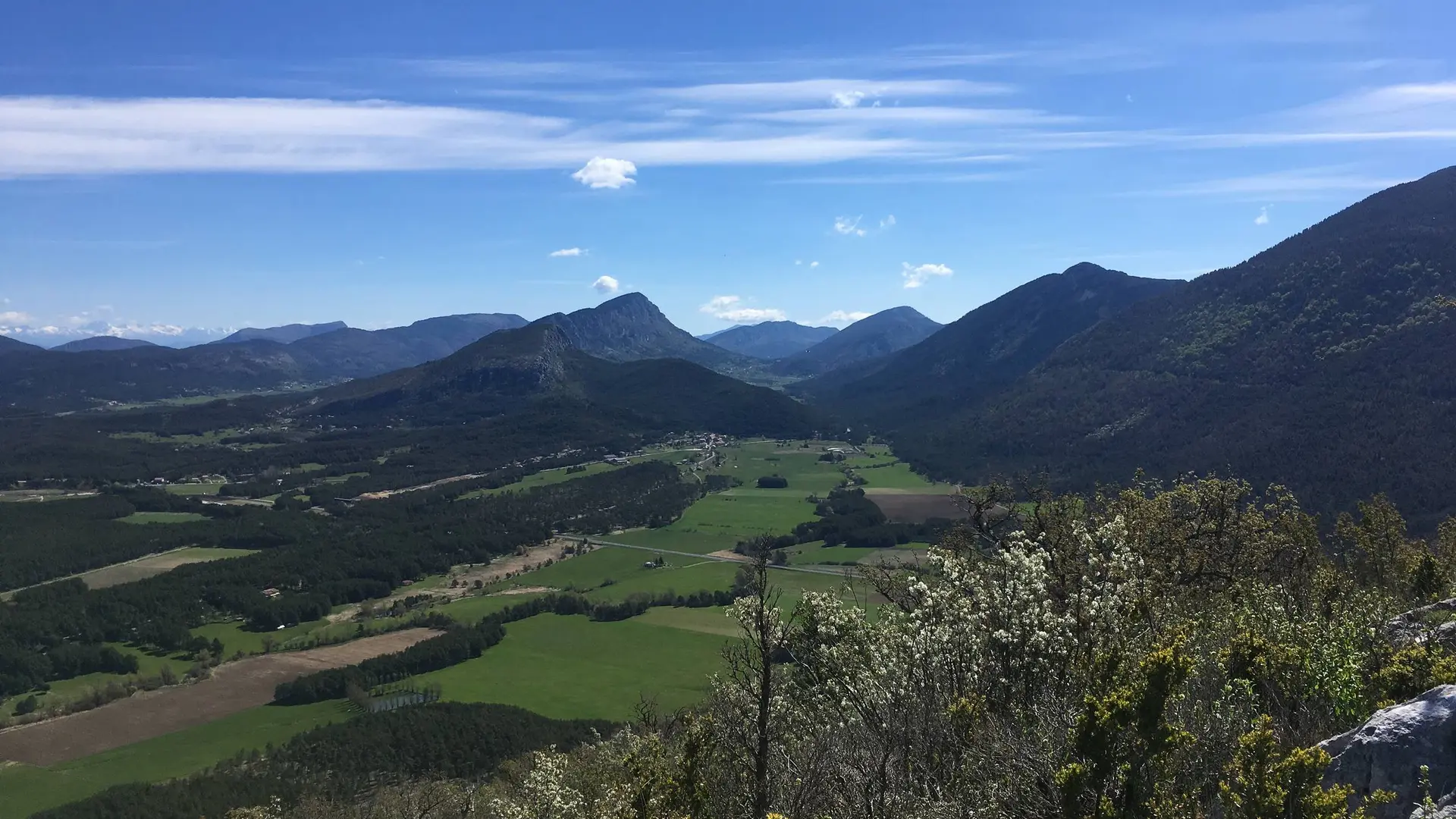 Panorama sur les plaines et les sommets aux alentours du verdon