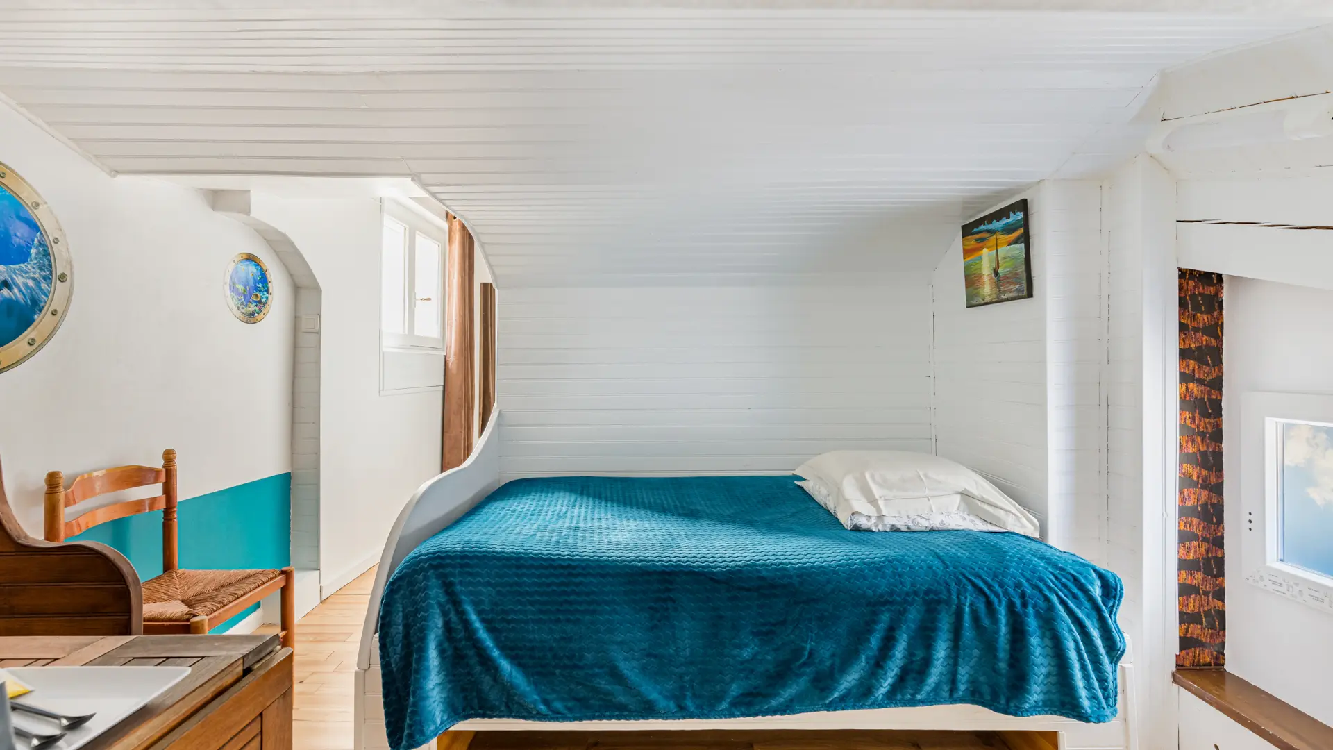 Chambre Goélette : vue sur le lit principal et un morceau du coin détente