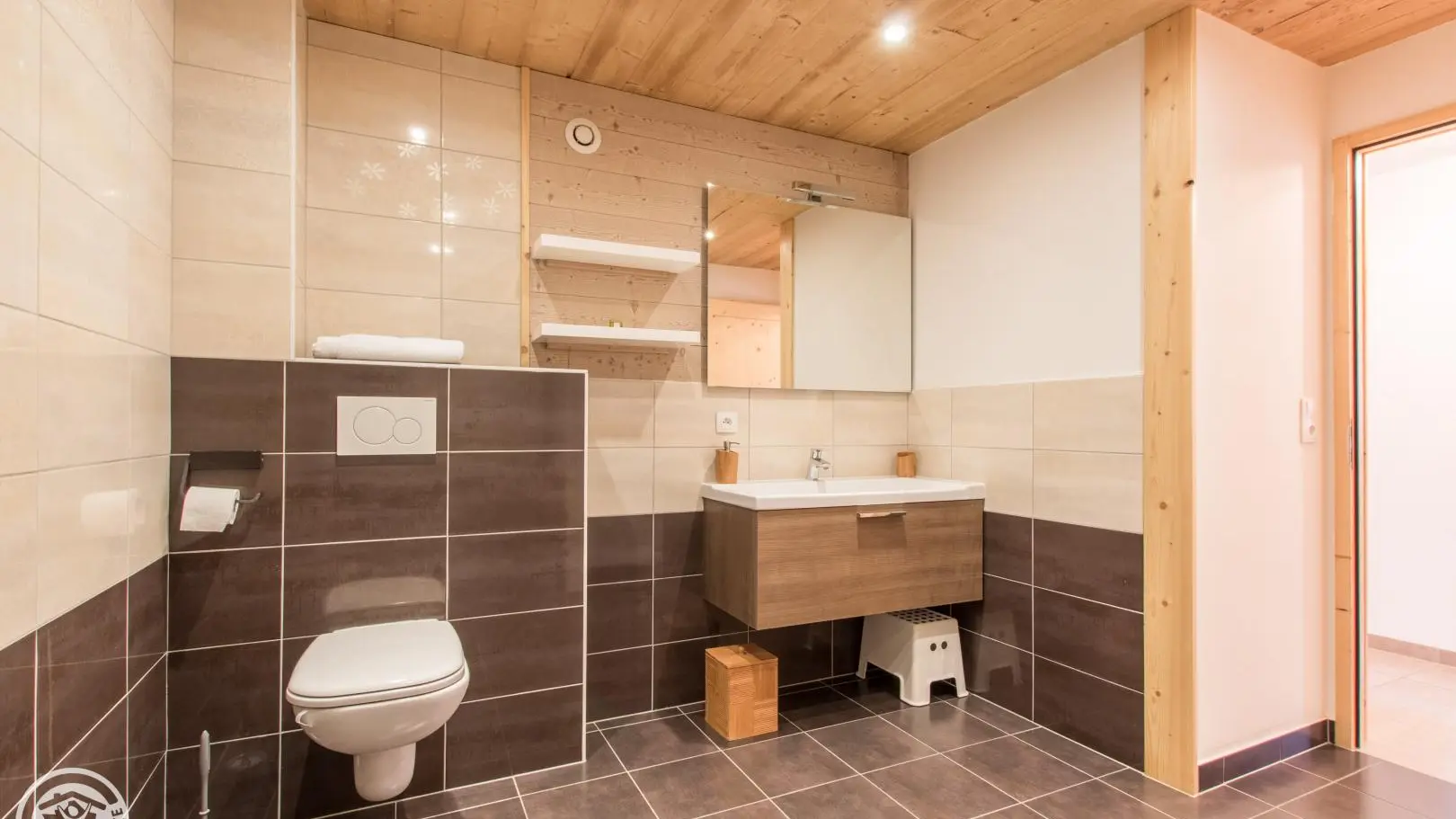 Grande salle de bain avec douche italienne