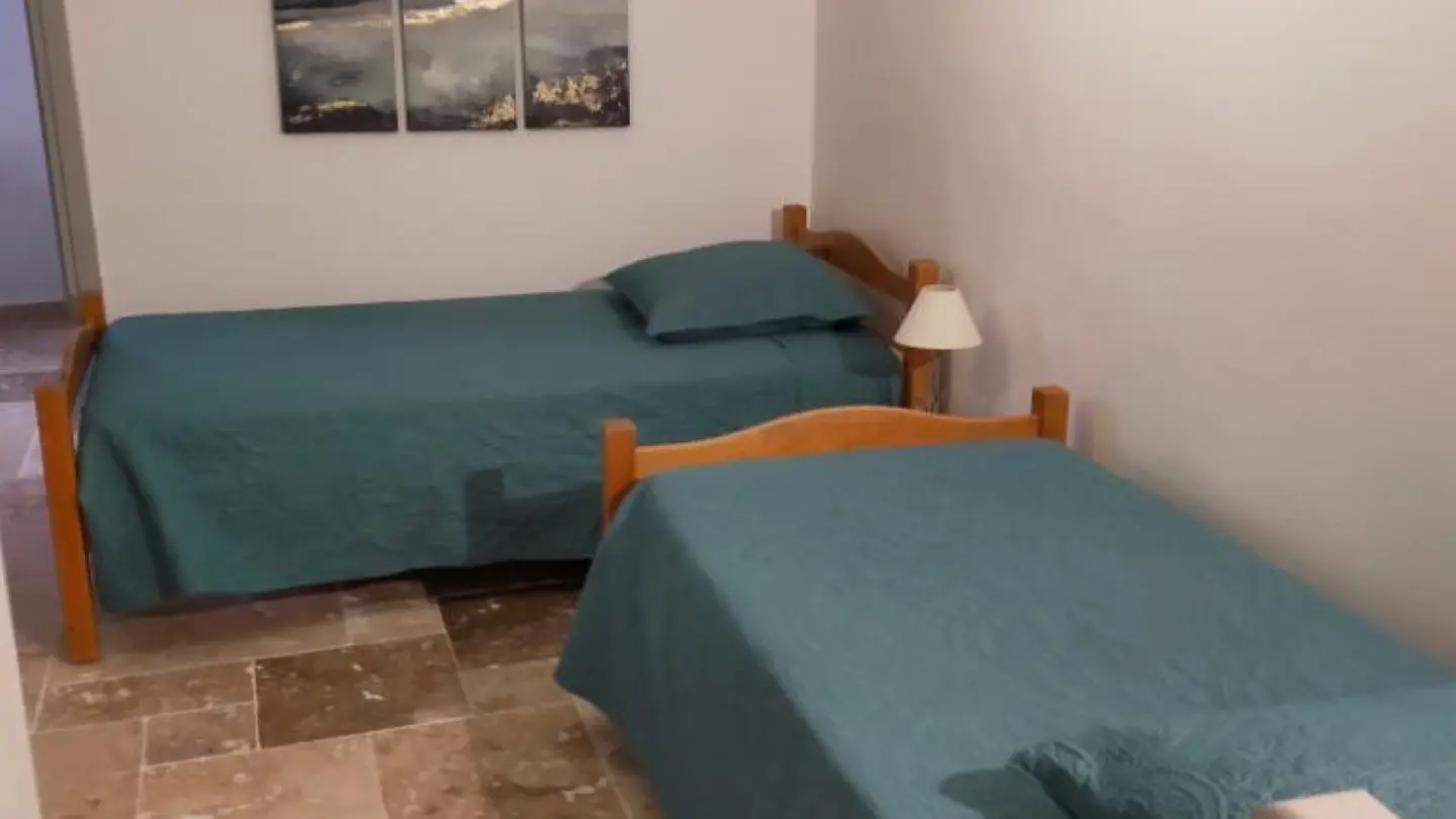 Bedroom with 2 single beds