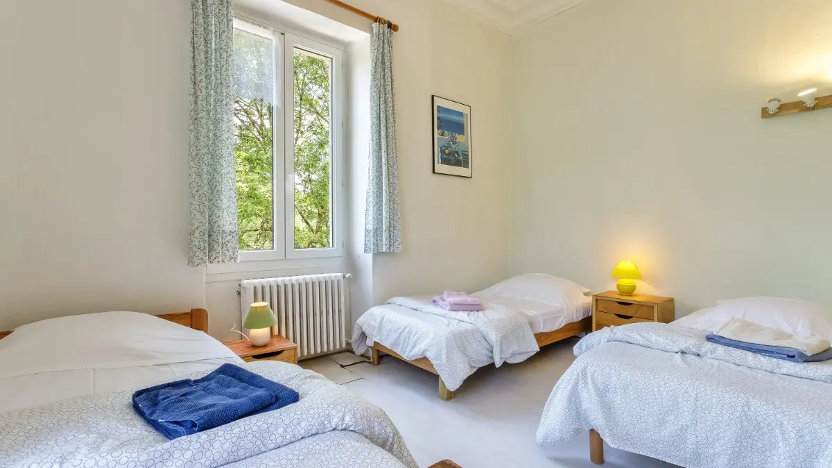 chambre N°4 3 lits simples avec douche et lavabo