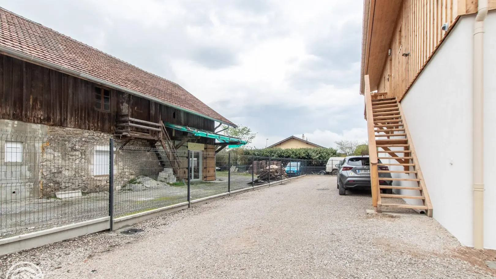 Escalier d'accès commun à deux gîtes