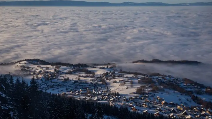 Vue sur le village de Thollon et le lac Léman
