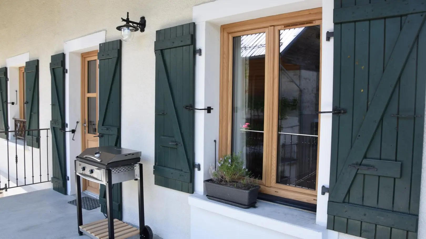 Porte d'entrée et fenêtre de la cuisine