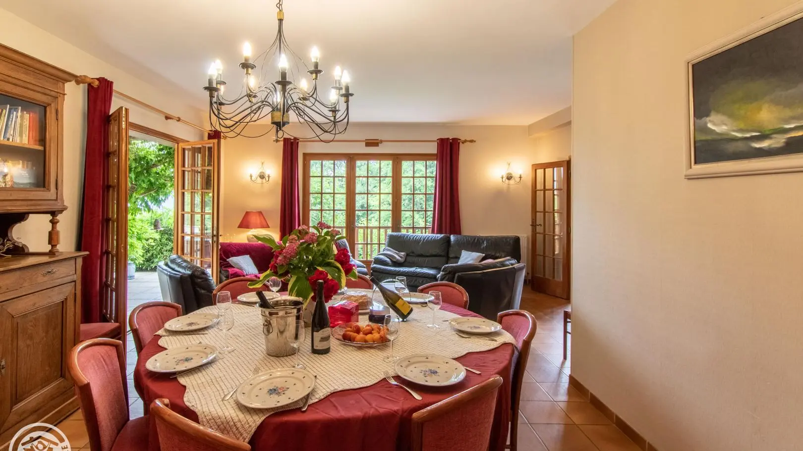 La grande table ronde conviviale