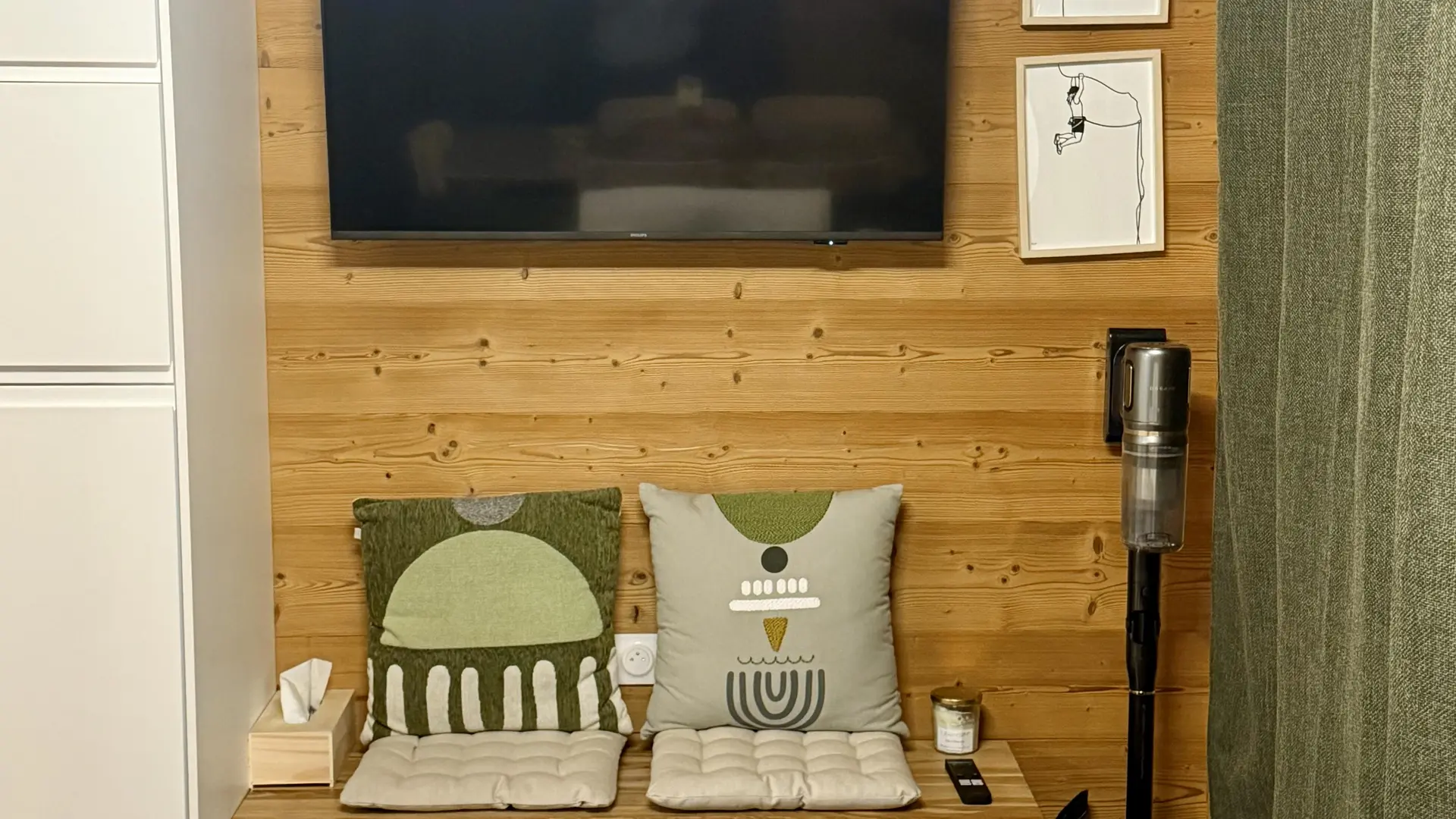 Coin salon avec télévision