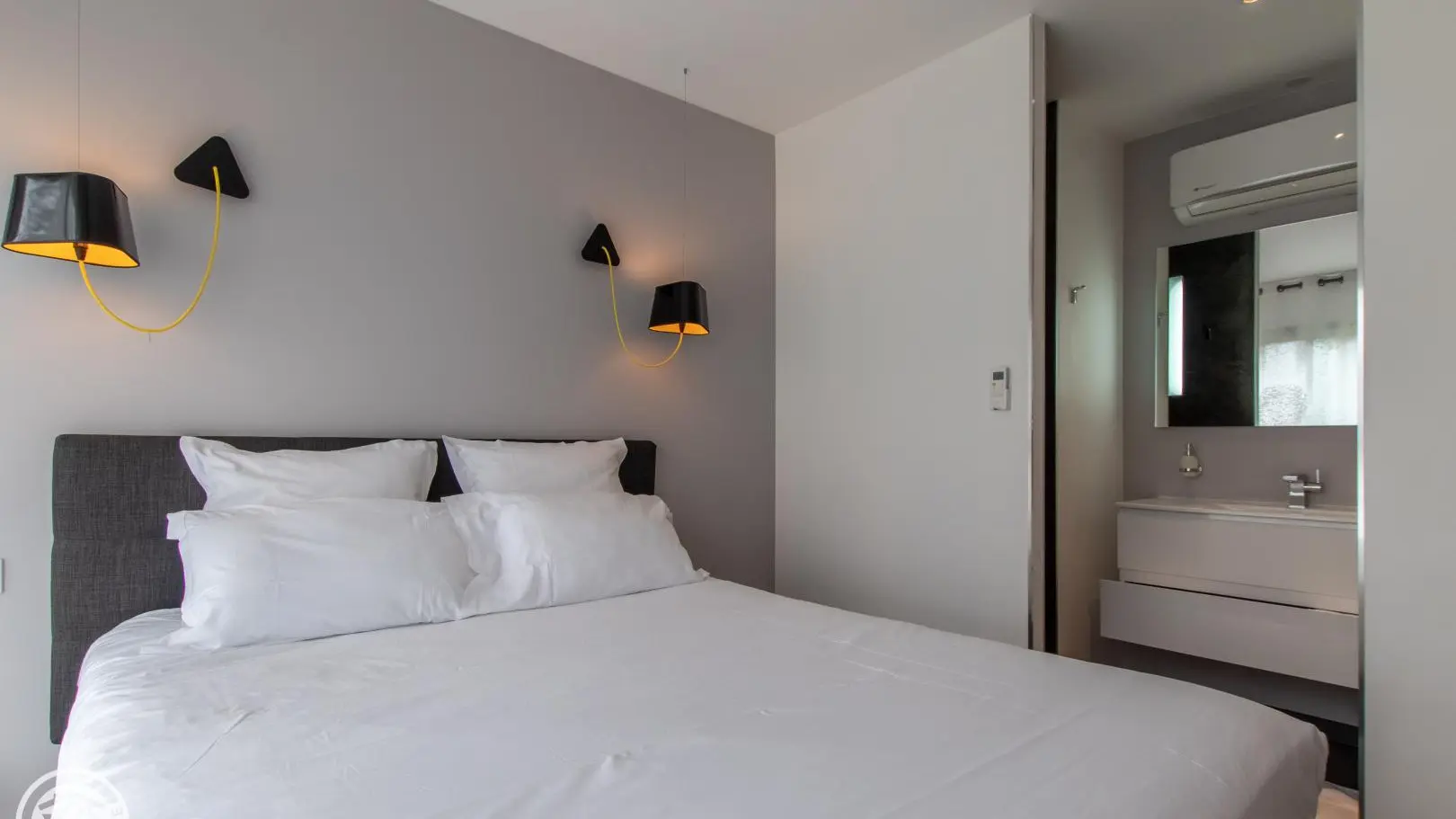 Chambre 2 et sa salle d'eau privative