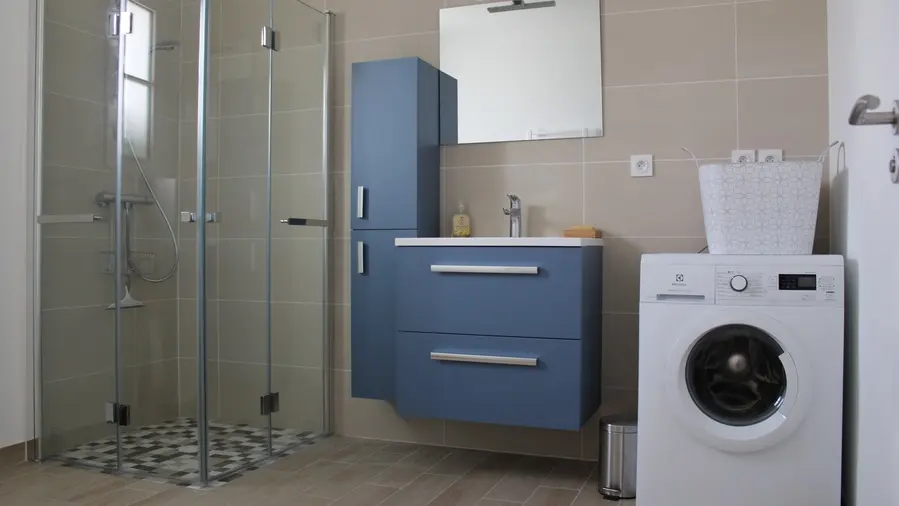 Badezimmer und Dusche