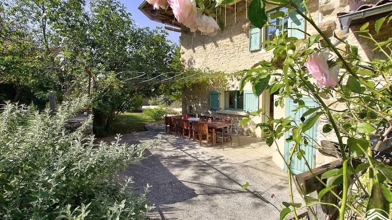 la terrasse et le jardin à sa gauche