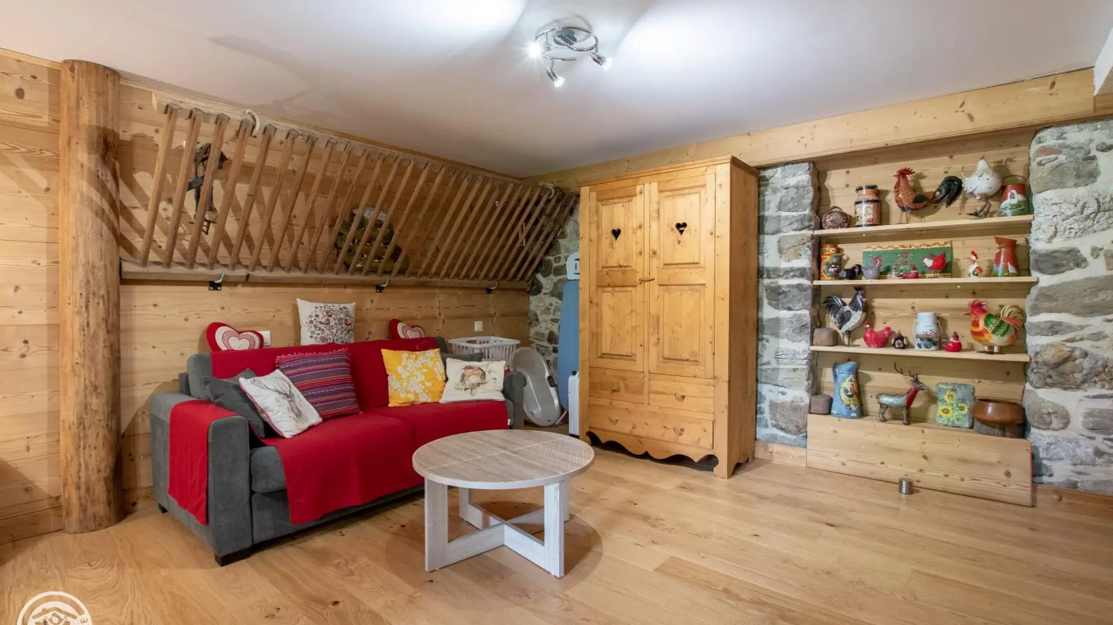 Petit coin salon dans cette grande chambre.