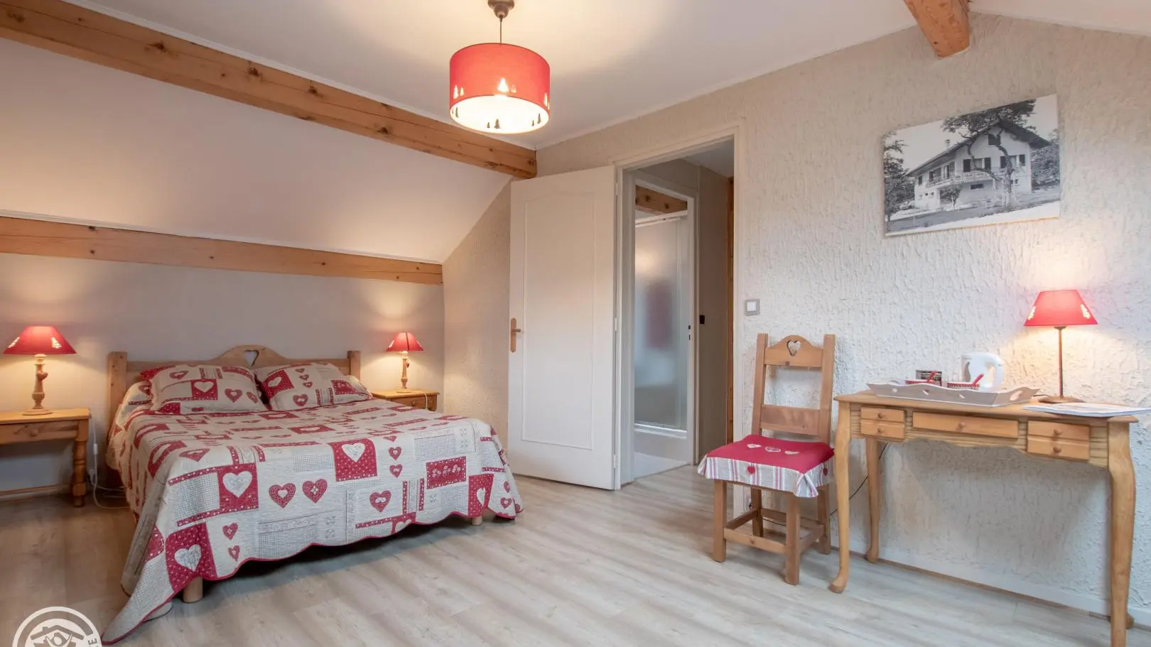 Chambre Edelweiss.
1 lit 140.
Salle d'eau privative.