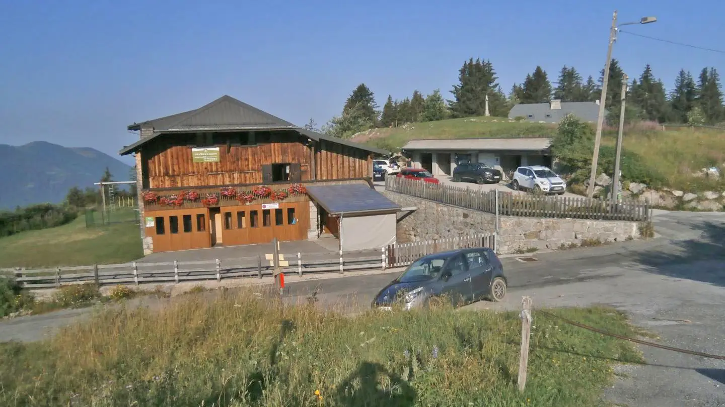 Vue d'ensemble du chalet avec entrée du gîte Philomène au 1er plan