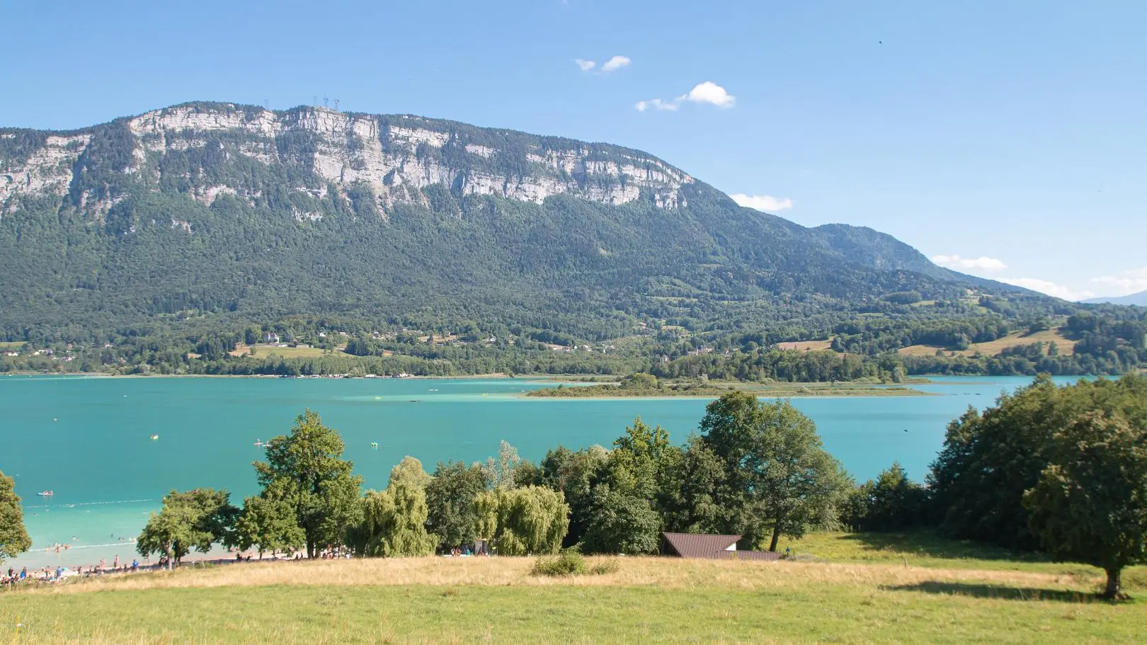 Le lac d'Aiguebelette est à 20 km