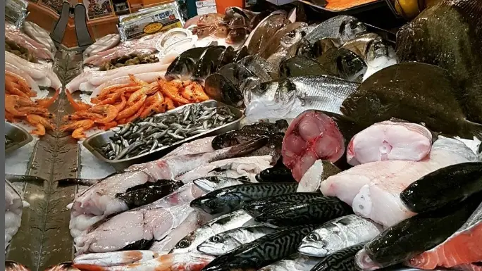 étal de poissons variés posés sur de la glace