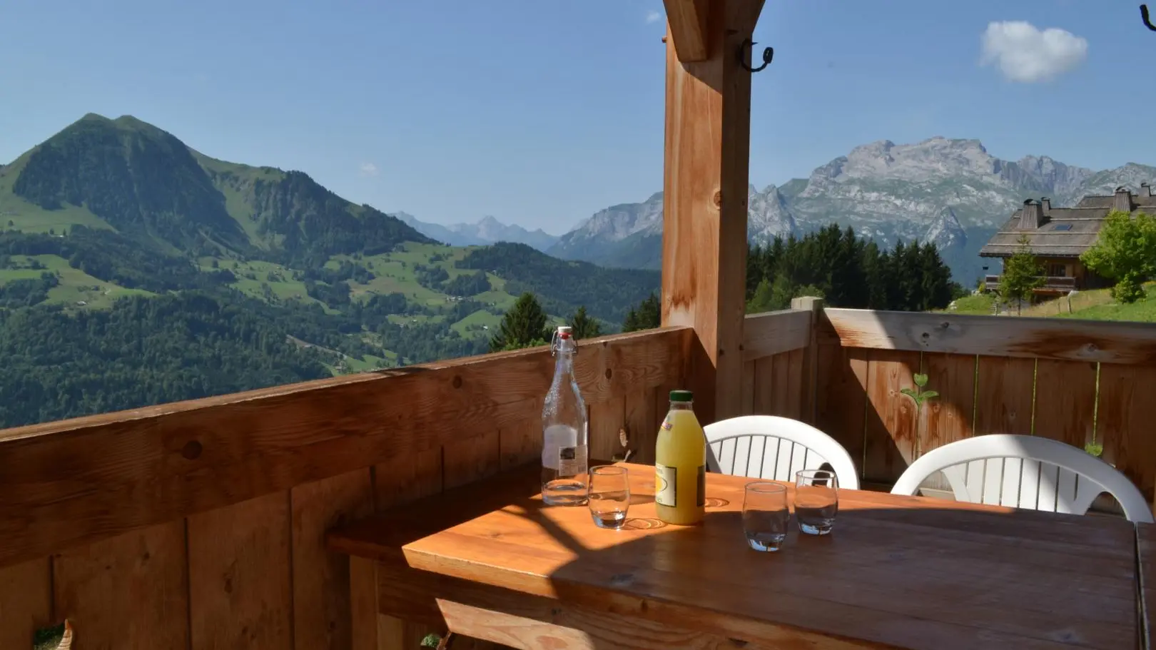 accès par le séjour à la terrasse abritée plein sud.