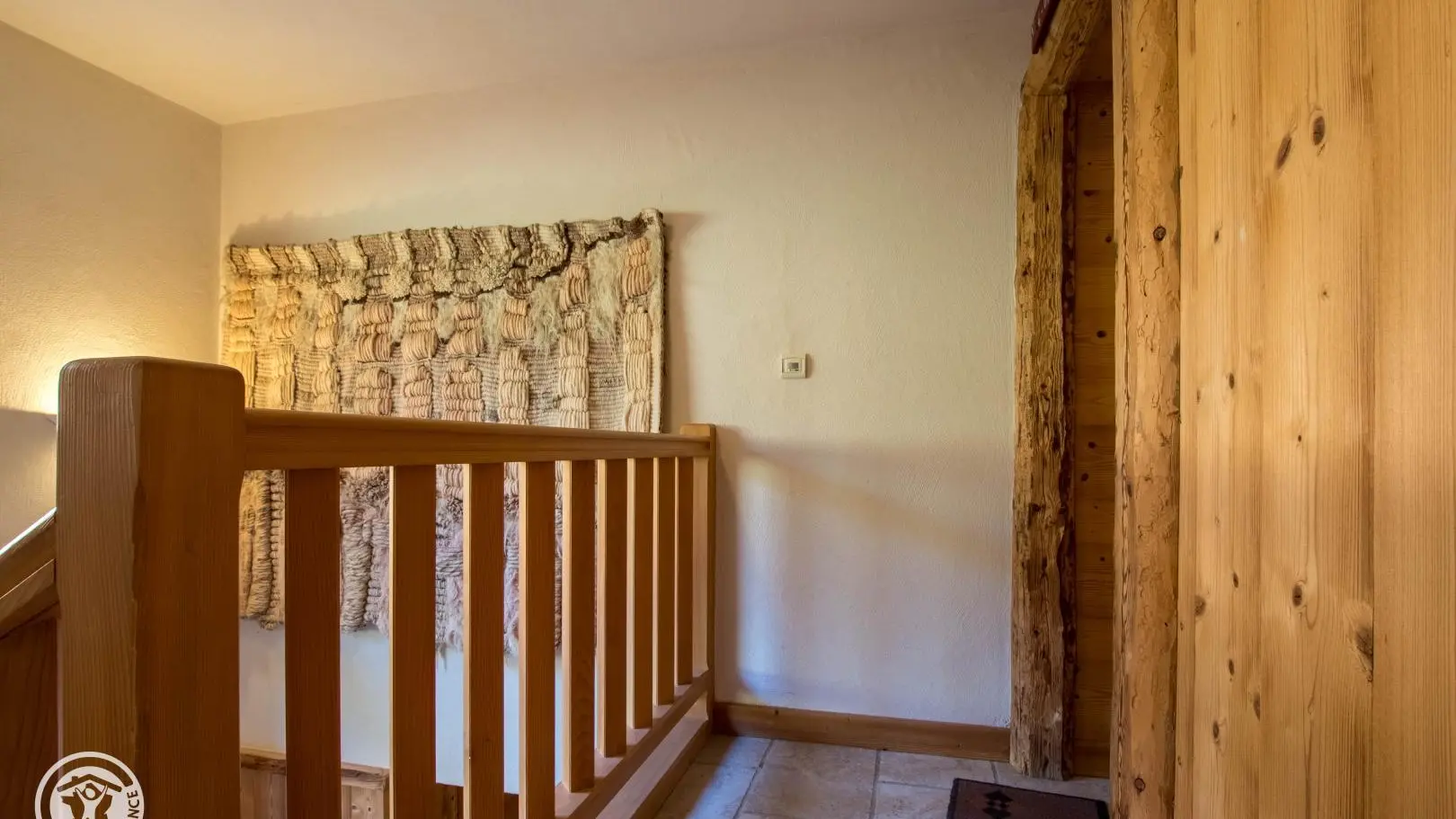 Palier commun accès gîte (à gauche )