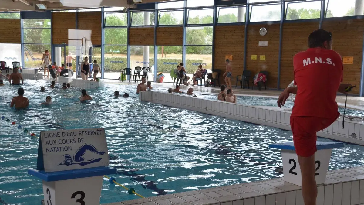 Piscine intérieur et extérieur proche