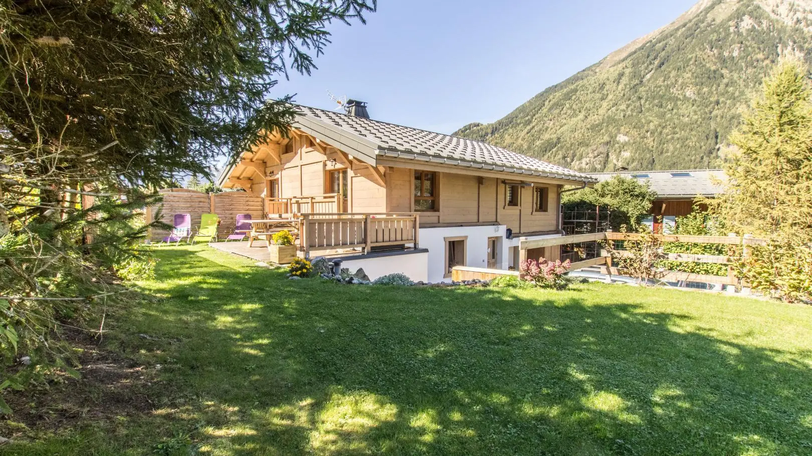 Vue sur le gîte et le jardin attenant