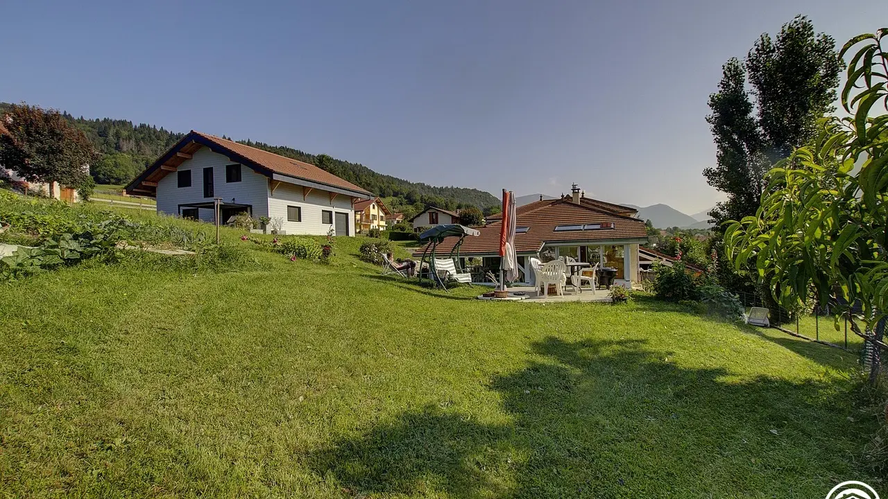 La maison d'hôtes est située dans le village de Montanges.