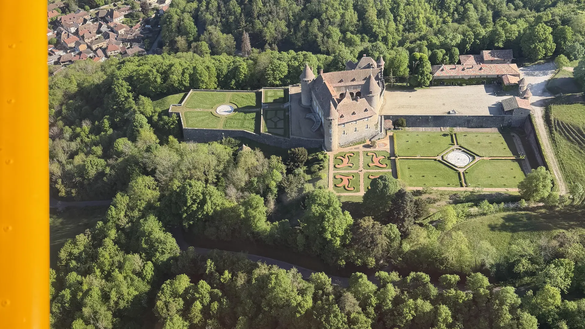 Vol en ULM au-dessus du château de Virieu, Dauphiné.