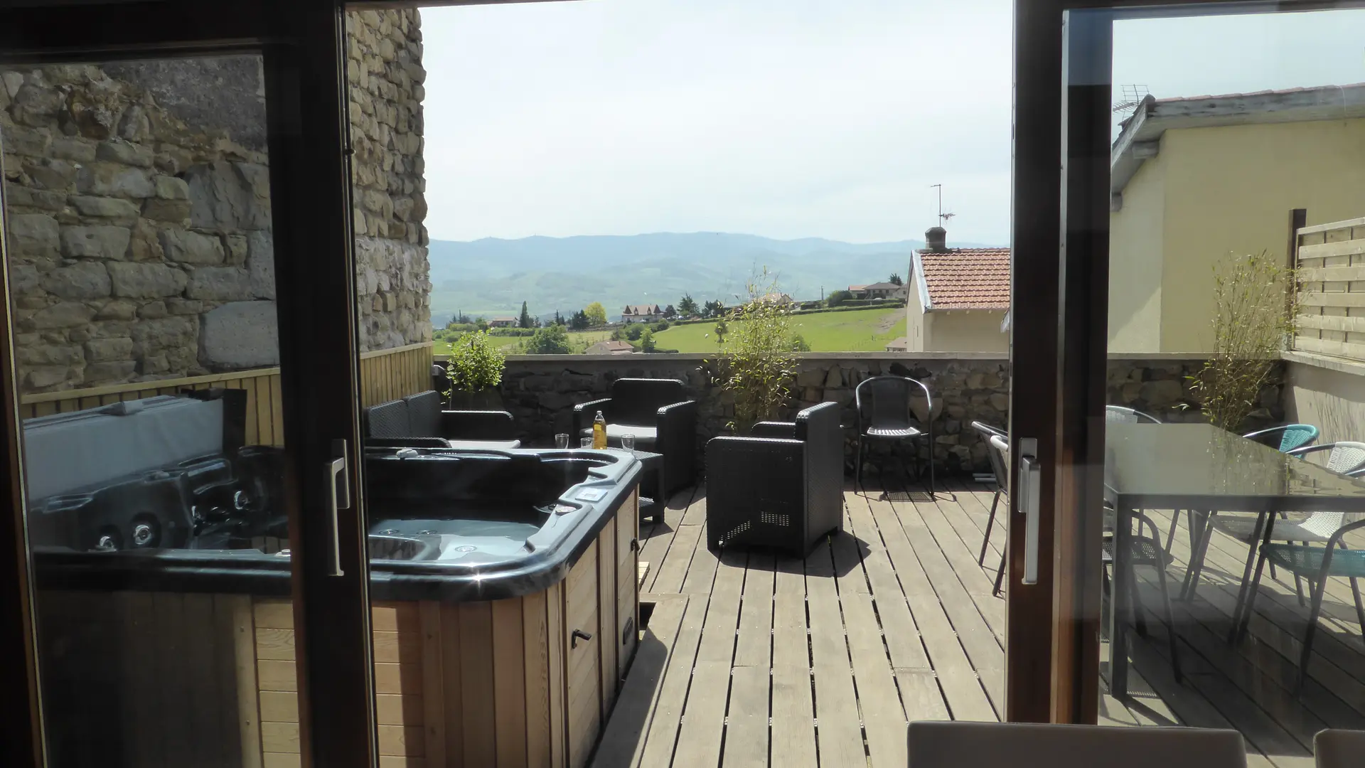 Coin repas avec vue sur les Monts du PIlat